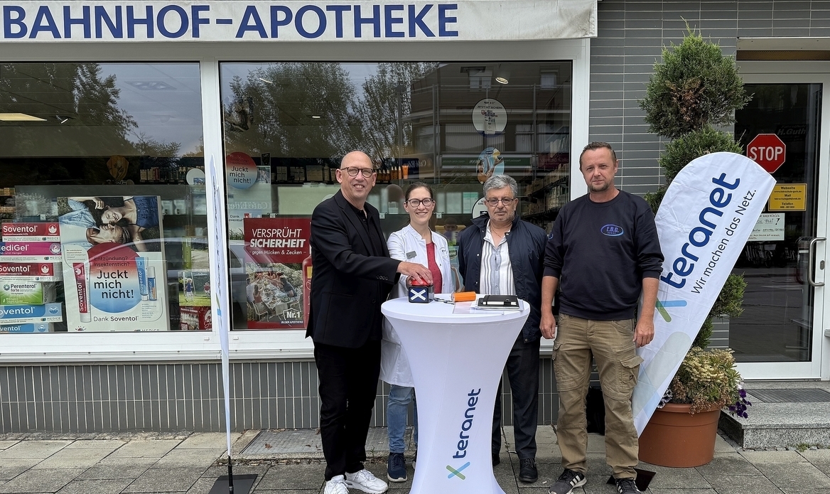 v.l.n.r.: Apotheker Dr. Robert Niemuth, Apothekenmitarbeiterin (PTA) Andrea Naßl, Nico Petruzzelli (Bauüberwacher, GVG Glasfaser) und Christian Müller (Bauleiter, EBC)