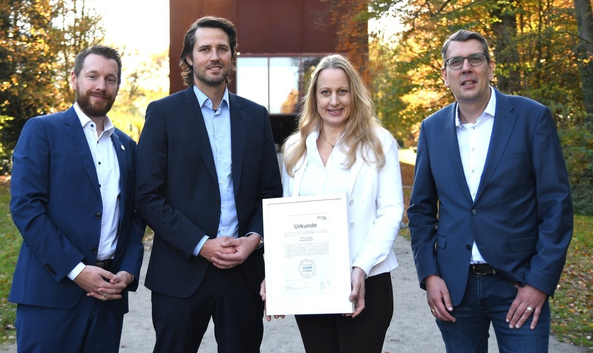 GVG-Geschäftsführer (CEO) Thorsten Fellmann, BREKO-Senior-Manager Daniel Seufert, Landrätin Anna Kebschull und Dirk Holtgrewe, Geschäftsführer der landkreiseigenen Breitbandinfrastrukturgesellschaft TELKOS