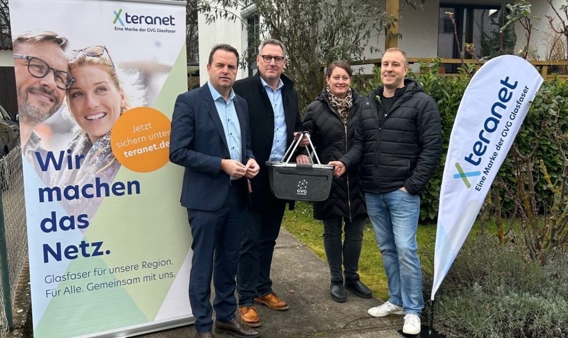  Thomas Matrohs (Bürgermeister Deizisau), Michael Hegemann (COO GVG Glasfaser), Carolin und Markus Wurster (erste teranet-Kunden in Deizisau)
