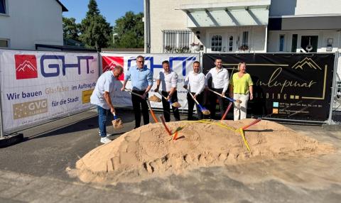Startschuss für den nächsten Glasfaser-Bauabschnitt in Babenhausen mit (v.l.n.r.) Jürgen Schäfer (Fachbereichsleiter, Tiefbauamt Babenhausen), Michael Hegemann (COO GVG Glasfaser), Dominik Stadler (Bürgermeister Babenhausen), Baran Güner (COO GHT), Emrah Duran (Projektleiter GHT), Dagmar Teister (Bereichsleiterin Planung & Genehmigung, GHT)