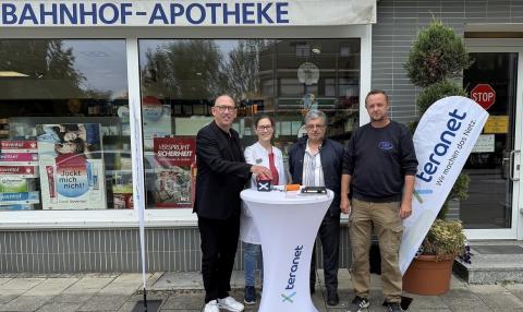 v.l.n.r.: Apotheker Dr. Robert Niemuth, Apothekenmitarbeiterin (PTA) Andrea Naßl, Nico Petruzzelli (Bauüberwacher, GVG Glasfaser) und Christian Müller (Bauleiter, EBC)