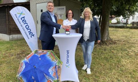 Symbolische Netzaktivierung durch Michael Hegemann (COO GVG Glasfaser), Dr. Isabell Tammer (Bürgermeisterin Münzenberg) und Claudia Pelzl (Regionalleitung  Projektentwicklung GVG Glasfaser)