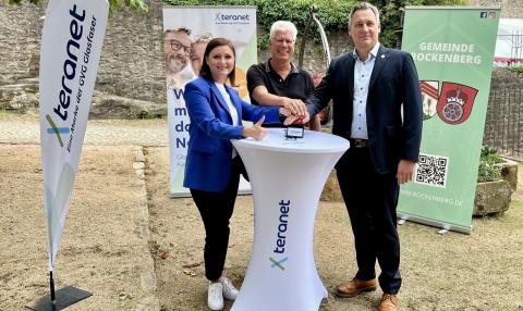 Olga Schneider (Bürgermeisterin Gemeinde Rockenberg),  Wolfgang Triebert (Bauhofleitung Bauamt Rockenberg), Michael Hegemann (COO GVG Glasfaser)