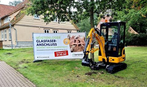 GVG-Bagger beim Webebanner für den Endspurt der Vermarktungsphase im LK Oldenburg
