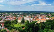 Luftaufnahme von Babenhausen bei schönem Wetter am Fuggerschloss