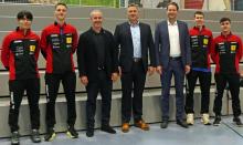 Bad Homburgs Oberbürgermeister Alexander Hetjes (rechts) mit dem Geschäftsführer der Vereins-GmbH, Boris Kimes (links), GVG-Glasfaser-Geschäftsführer Michael Hegemann (Mitte) und Spielern des TTC OE Bad Homburg