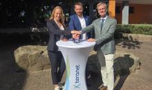 Landrätin Anna Kebschull, GVG-Geschäftsführer (CEO) Thorsten Fellmann und Dr. Dominik Mayer (Referatsleiter im niedersächsischen Wirtschaftsministerium) geben den symbolischen Startschuss für den Highspeed-teranet-Glasfaser-Anschluss der Grundschule Ankum