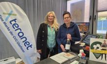 Claudia Pelzl (Regionalleiterin Projektentwicklung, GVG Glasfaser) und Inhaberin Sabine Raudzus-Blümler (rechts im Bild) freuen sich über den ultraschnellen teranet-Glasfaseranschluss.